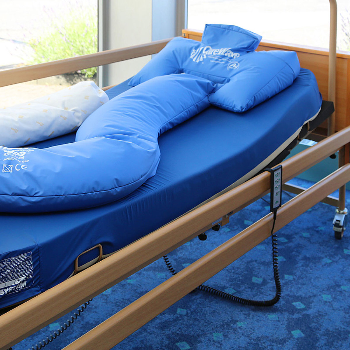 Ein Pflegebett steht im Schlafzimmer eines Kunden des Sanitätshauses Thönnissen.