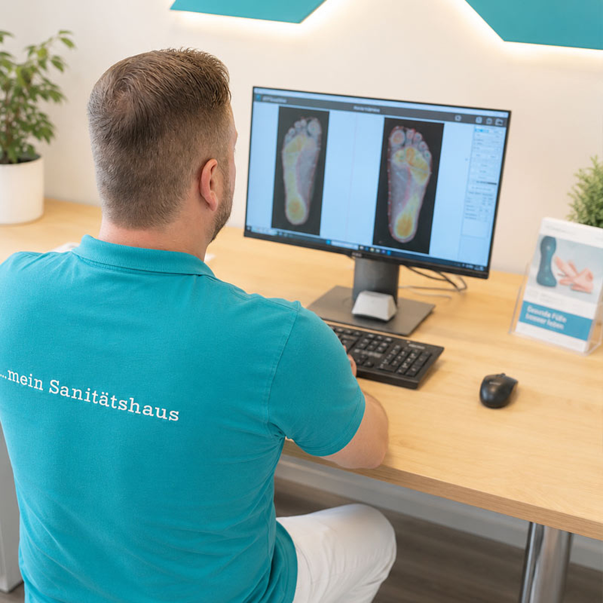 Mitarbeiter des KRIEGER Sanitätshauses bei der digitalen Auswertung eines Fußscans zur individuellen Anpassung orthopädischer Einlagen für Kinder