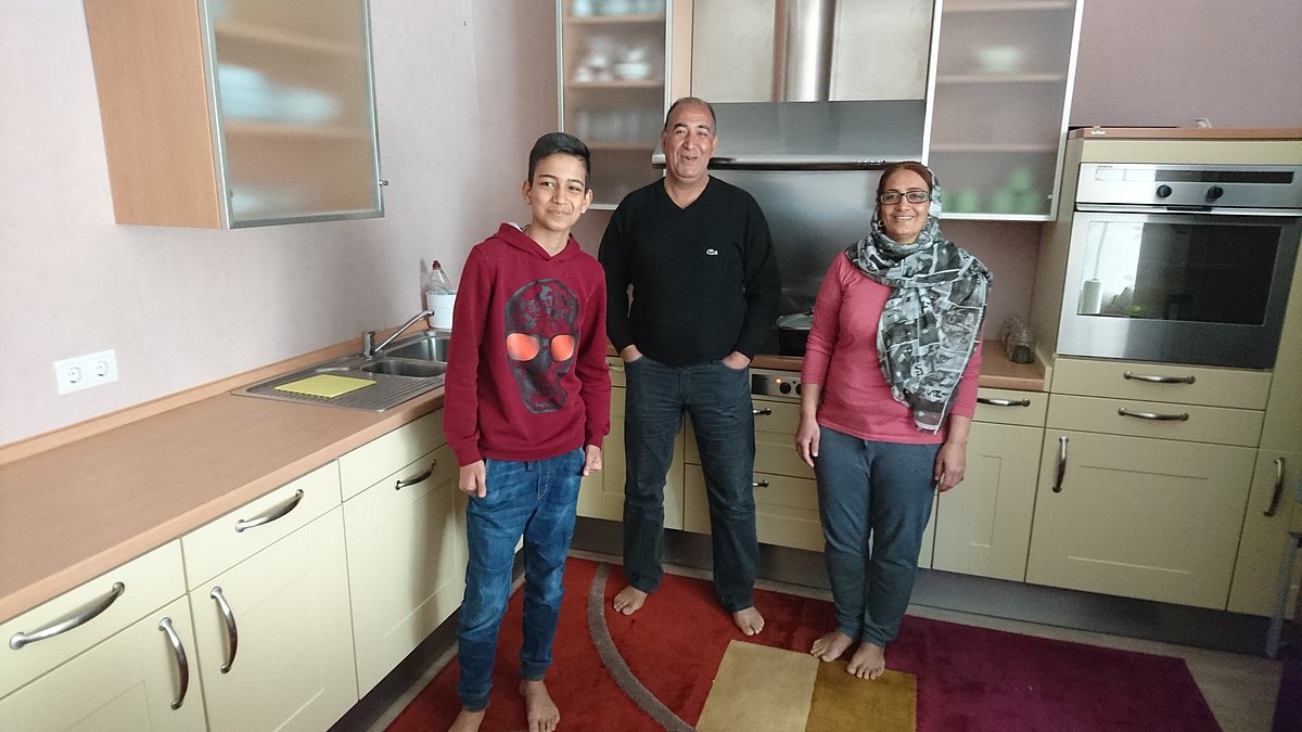 Eine Familie freut sich über eine gespendete Küche.