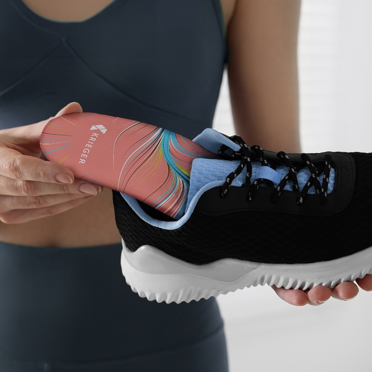 Unsere Sporteinlage wird in einen Sportschuh geschoben.