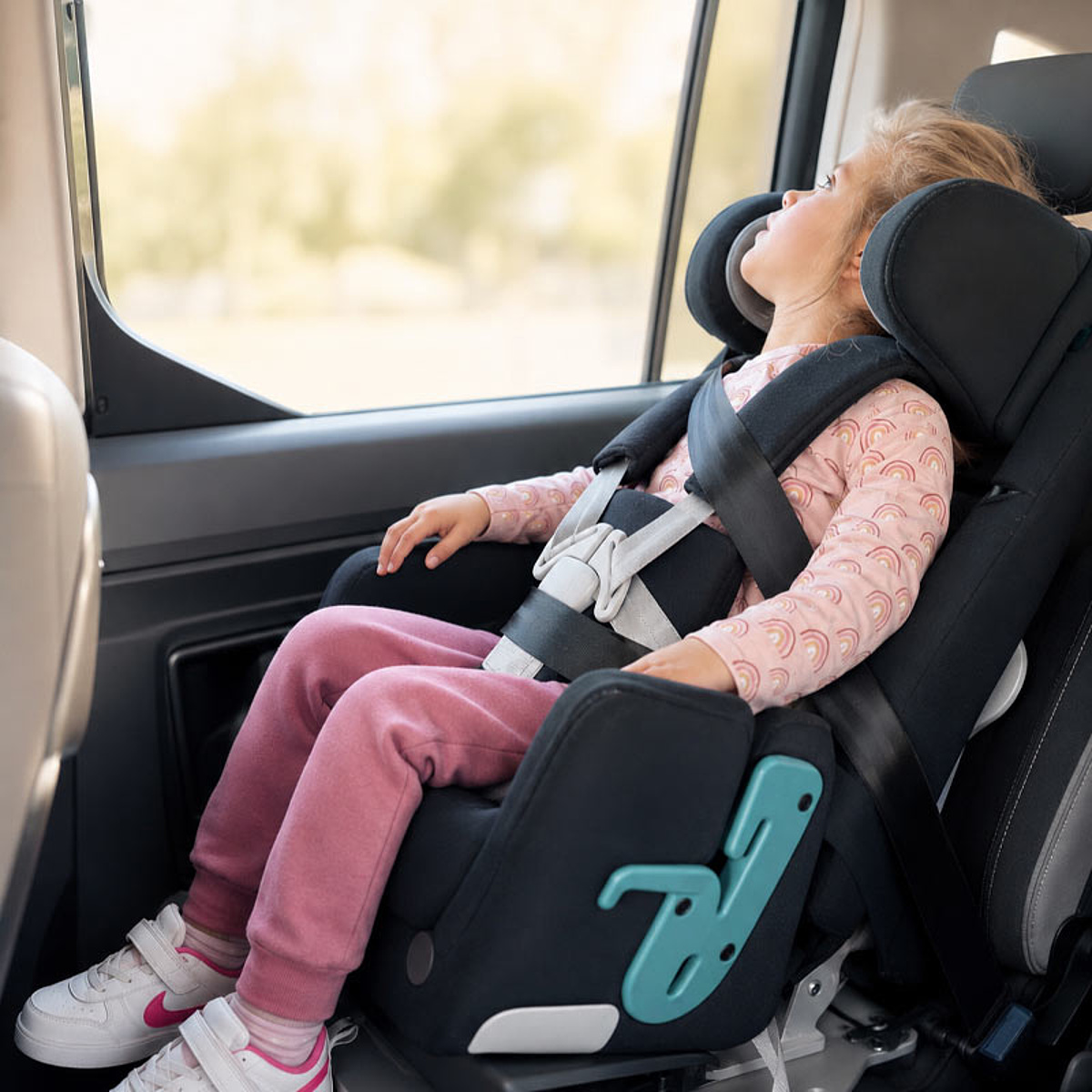Kind in einem individuell angepassten Reha-Autositz für sichere Mobilität im Fahrzeug im Bereich Kinder-Reha des KRIEGER Sanitätshauses