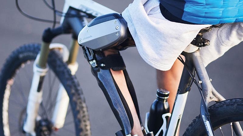 Person mit C-Brace-Orthese beim Fahrradfahren