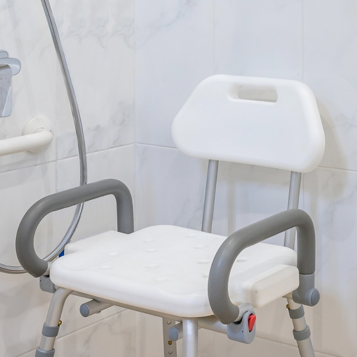Ein Duschstuhl im Badezimmer.