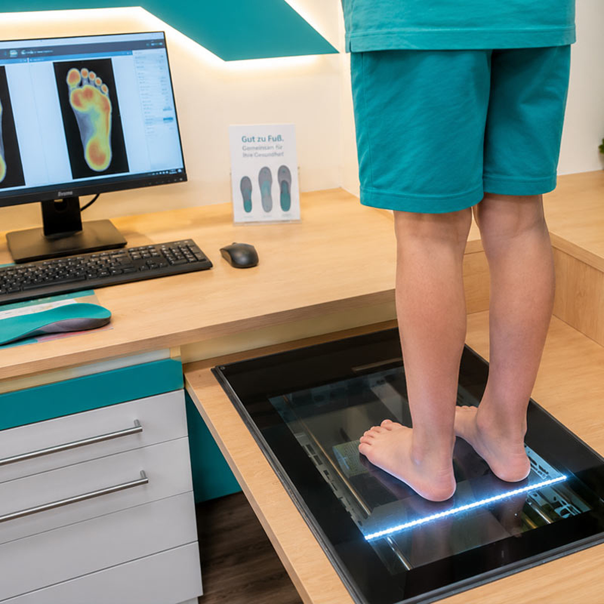 Kind beim digitalen Fußscan zur präzisen Vermessung der Füße für individuell angepasste orthopädische Einlagen im KRIEGER Sanitätshaus