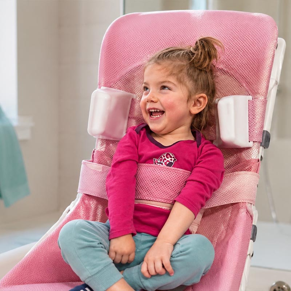 Kind auf einer individuell angepassten Badeliege für sicheres Baden und die Pflege zu Hause im Bereich Kinder-Reha des KRIEGER Sanitätshauses 