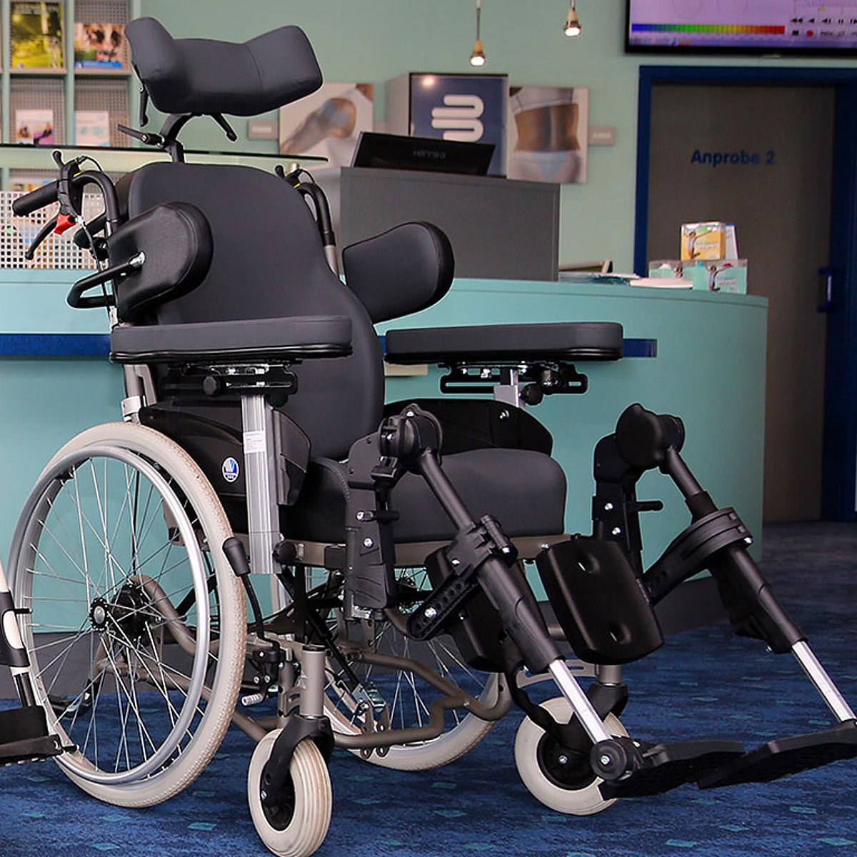 Ein moderner Rollstuhl mit Kopf- und Armstützen steht im Schauraum des Sanitätshauses Thönnissen.