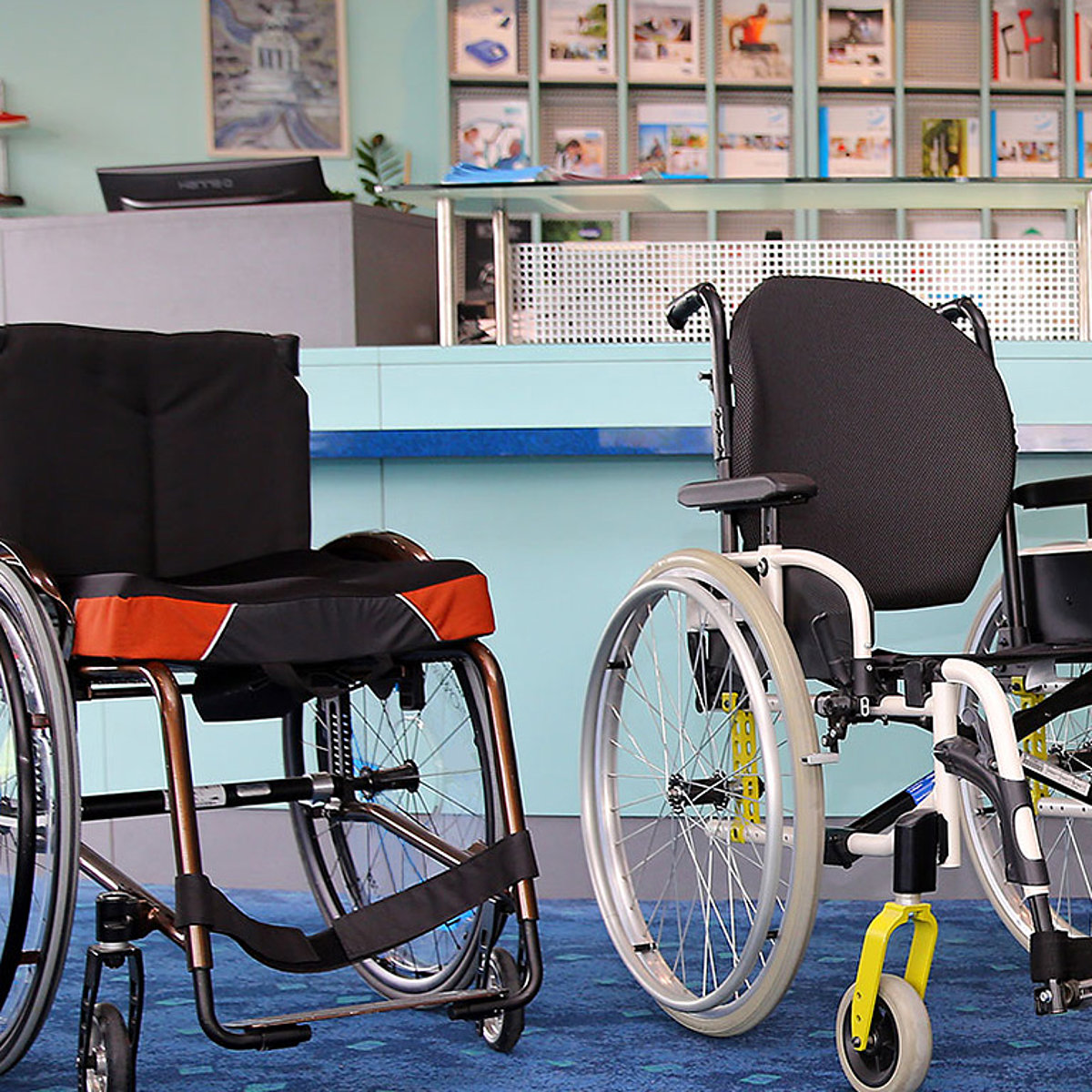 Verschiedene Modelle von Rollstühlen stehen im Schauraum des Sanitätshauses Thönnissen.