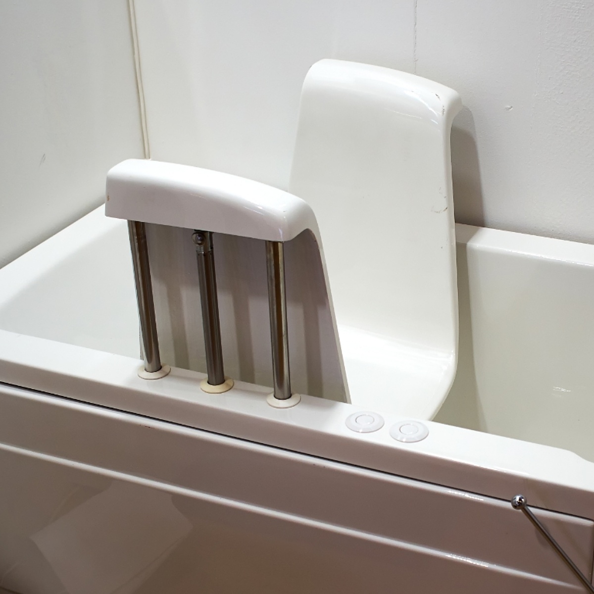 Ein Sitzbrett in einer Badewanne.