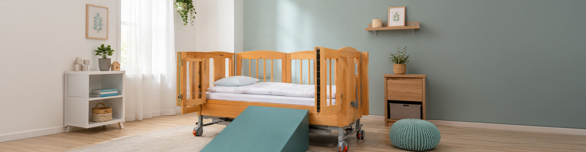 Kinderpflegebett in einem kindgerecht eingerichteten Zimmer für die sichere Pflege zu Hause im Bereich Kinder-Reha des KRIEGER Sanitätshauses